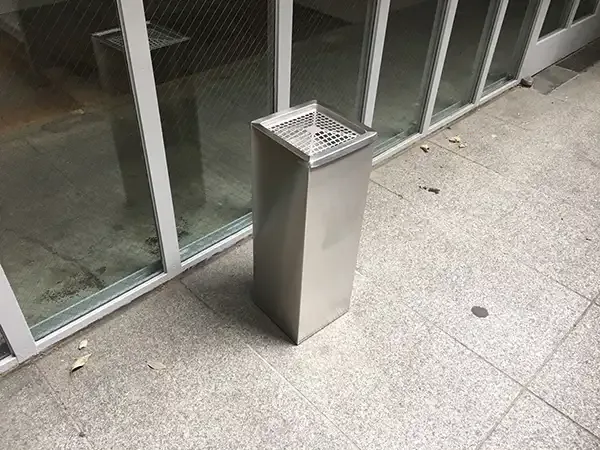 バルコニーの灰皿