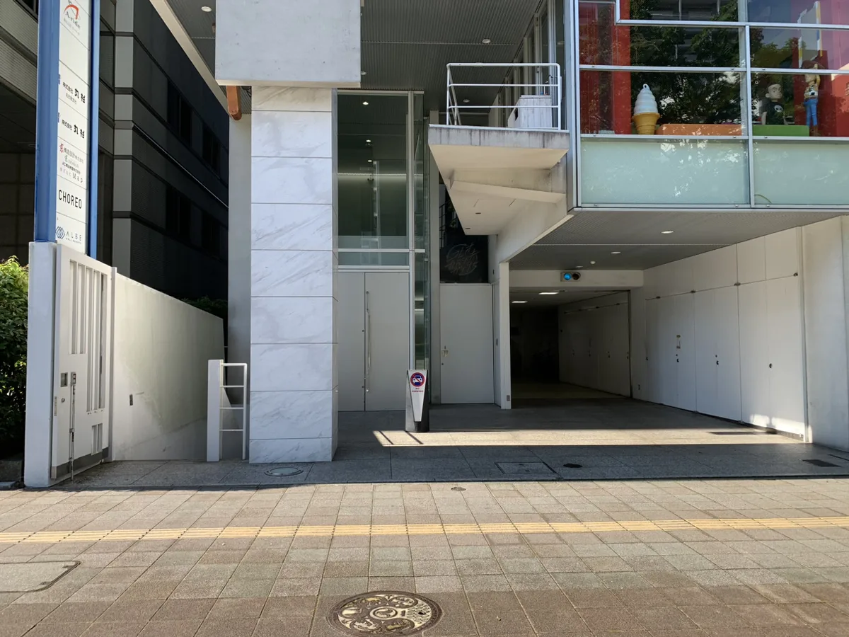 ヴェッセル丸杉ビルの入口。外看板と地下へ下りる階段