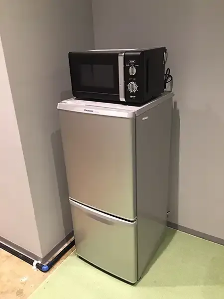 控室の冷蔵庫と電子レンジ