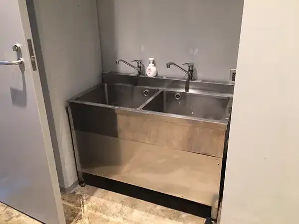 控室のシンク（水道）
