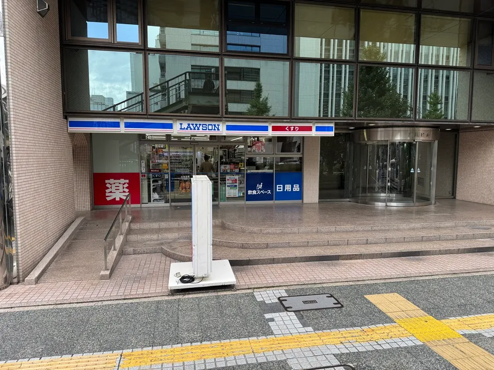 同じビル1階のコンビニ