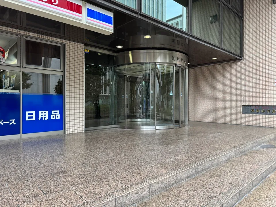 清風ビルの入口（回転ドア）